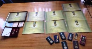 Десятки волонтерів та добровольців повернули президентові України державні нагороди