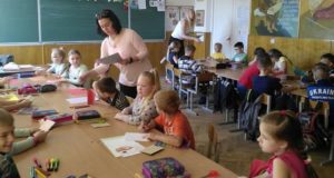 Дитяча творчість: волонтерка «Об’єднання Добровольців» провела дітям майстер-клас з виготовлення листівок