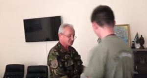 Начальник штабу “Об’єднання Добровольців” Ігор Ганусяк нагородив бійців-добровольців медалями “Доброволець АТО”.  “Сектор Правди” вітає побратимів.